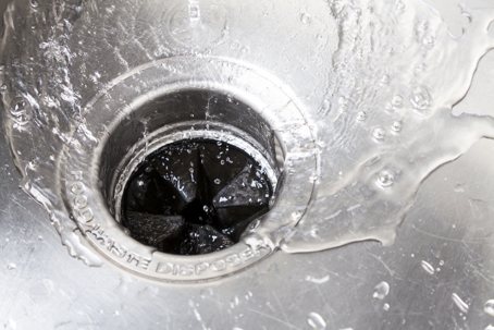 Kitchen sink drain with a garbage disposal